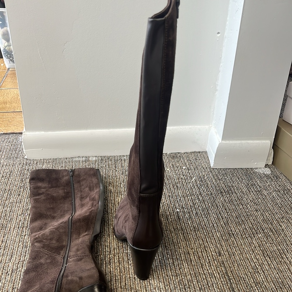 New. Le Pepe brown suede heeled boot with leather strip in back - Picture 5 of 7